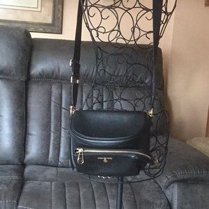 MICHAEL KORS
Slater Medium Pebbled Leather Sling Pack